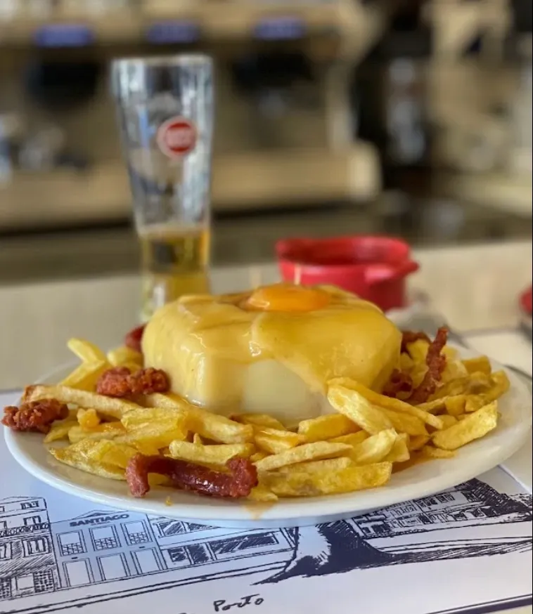 Francesinha — Café Santiago, tasco no Porto