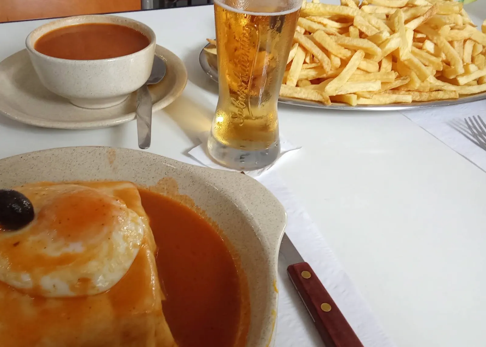 Francesinha — Cafe Juventude, tasco em Vila Nova de Gaia