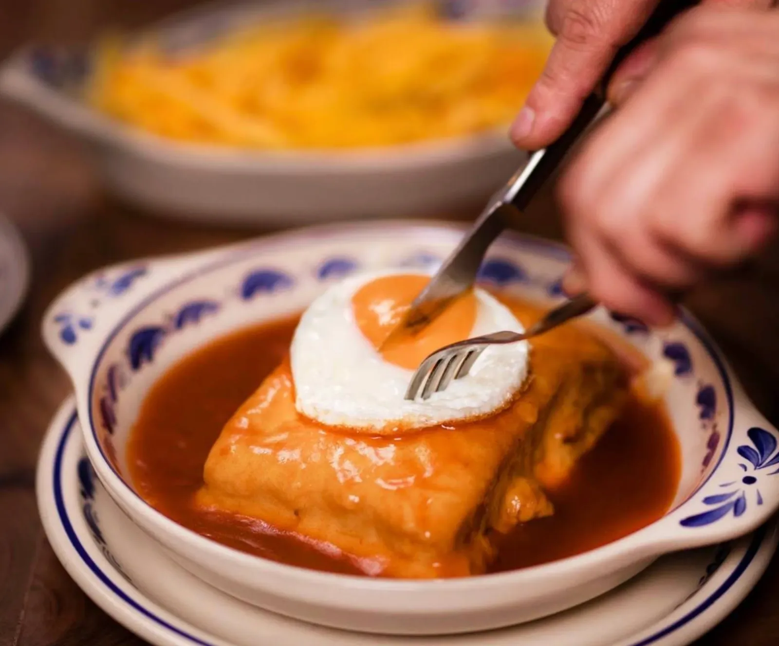 Francesinha — Yuko Tavern, tasco no Porto