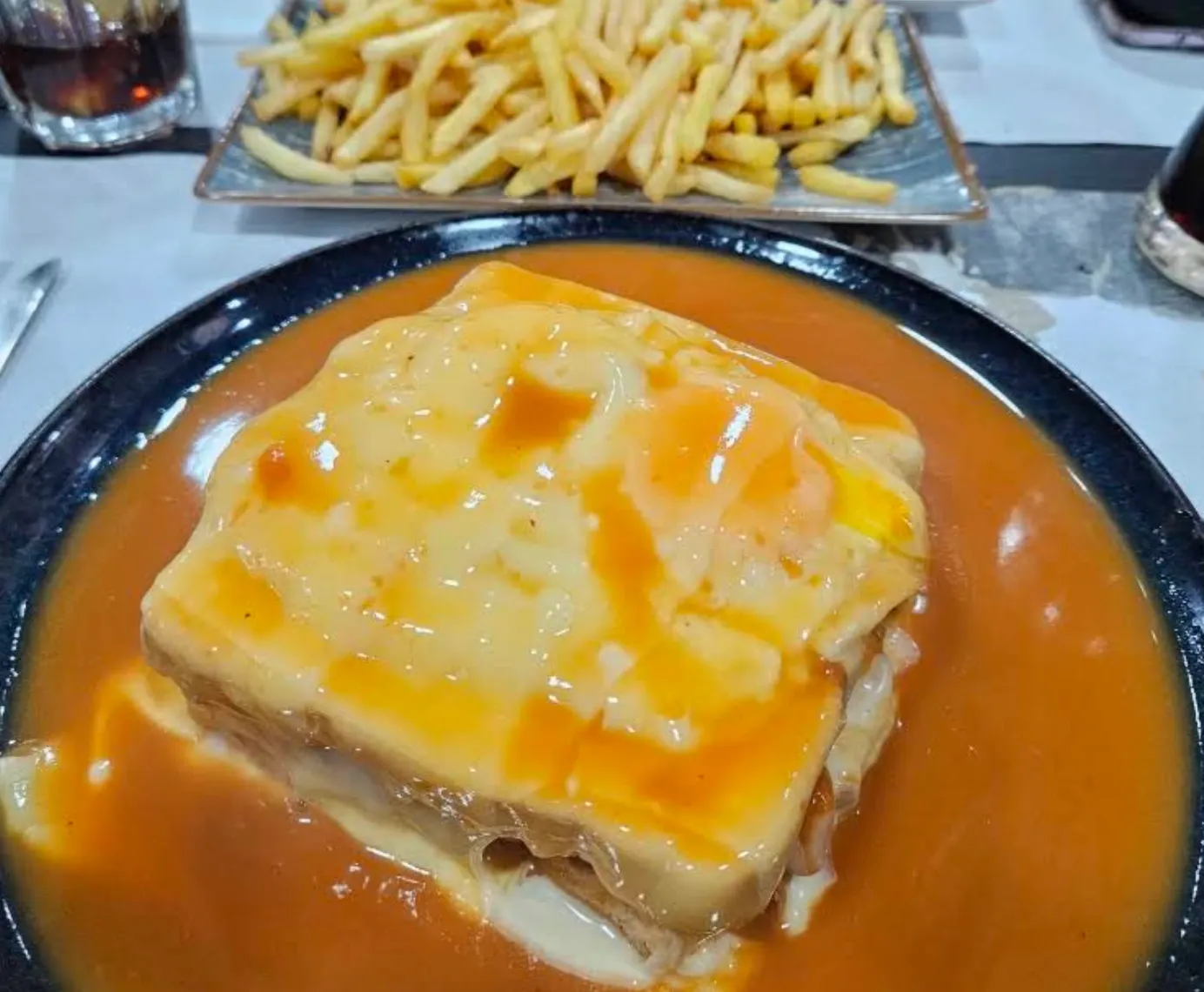 Francesinha — Marcio's Café Grill, tasco em Matosinhos