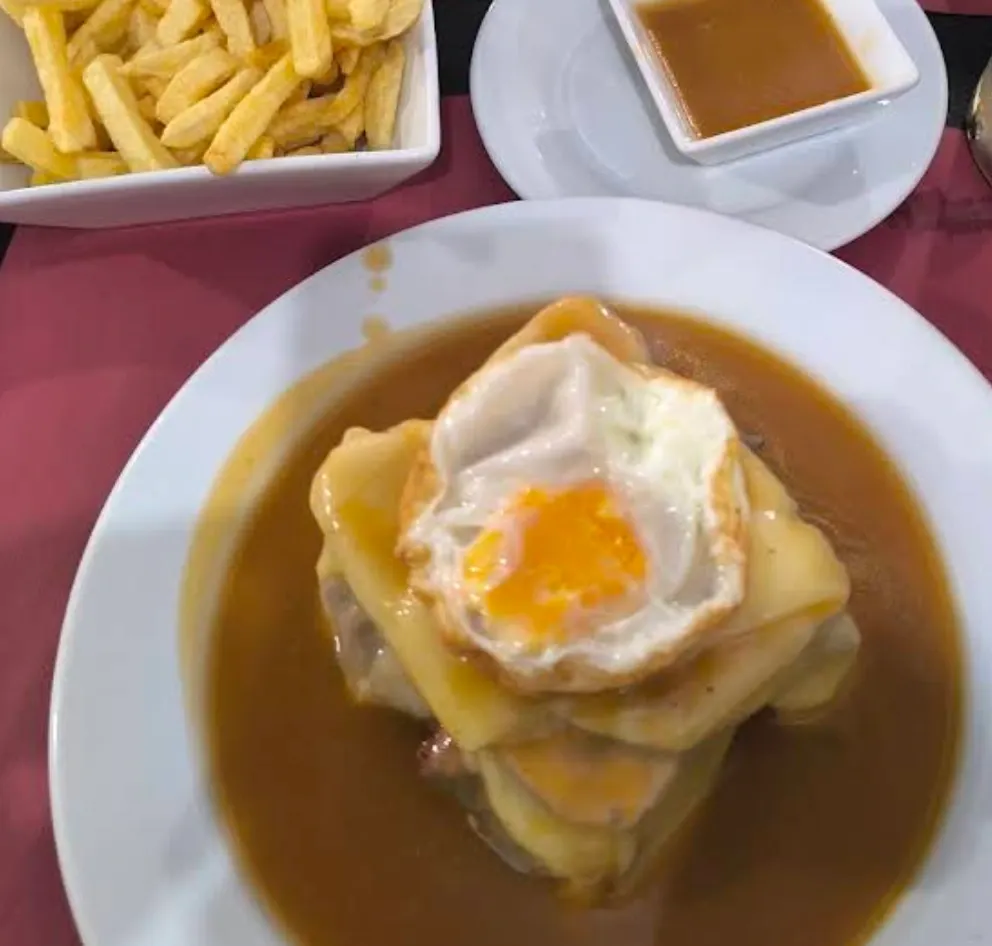 Francesinha — Oh Franceza Francesinhas, a tasco in Porto