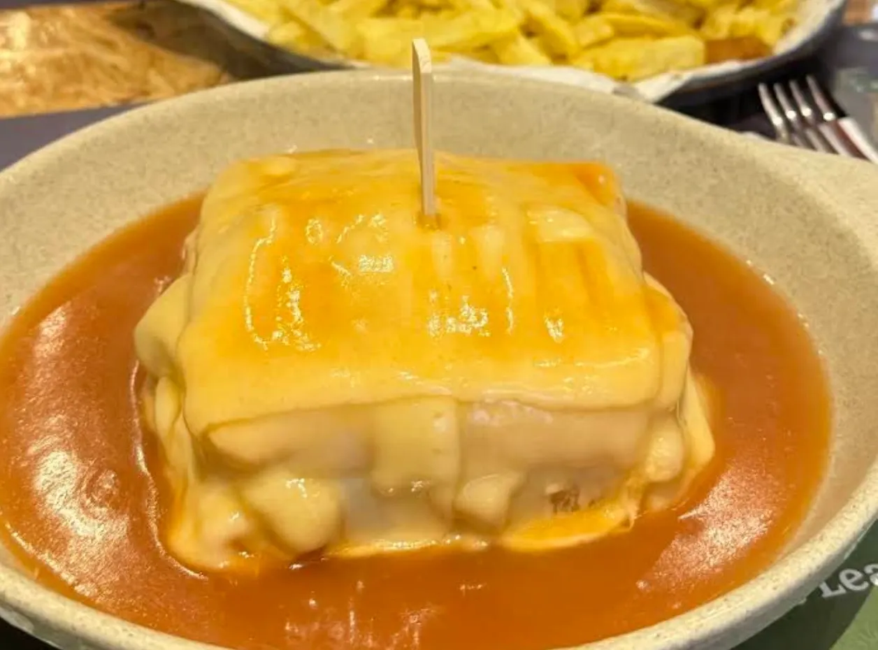 Francesinha — Lemos Café Francesinhas, tasco no Porto