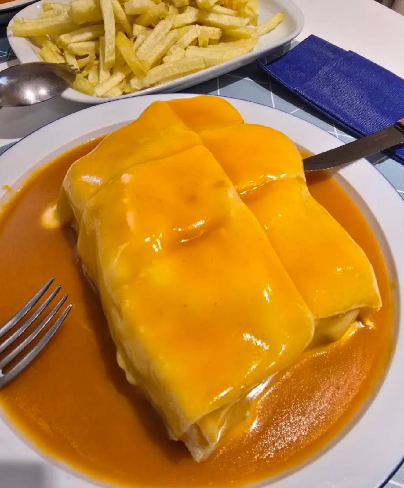 Francesinha — Restaurante Paquete, tasco em Matosinhos