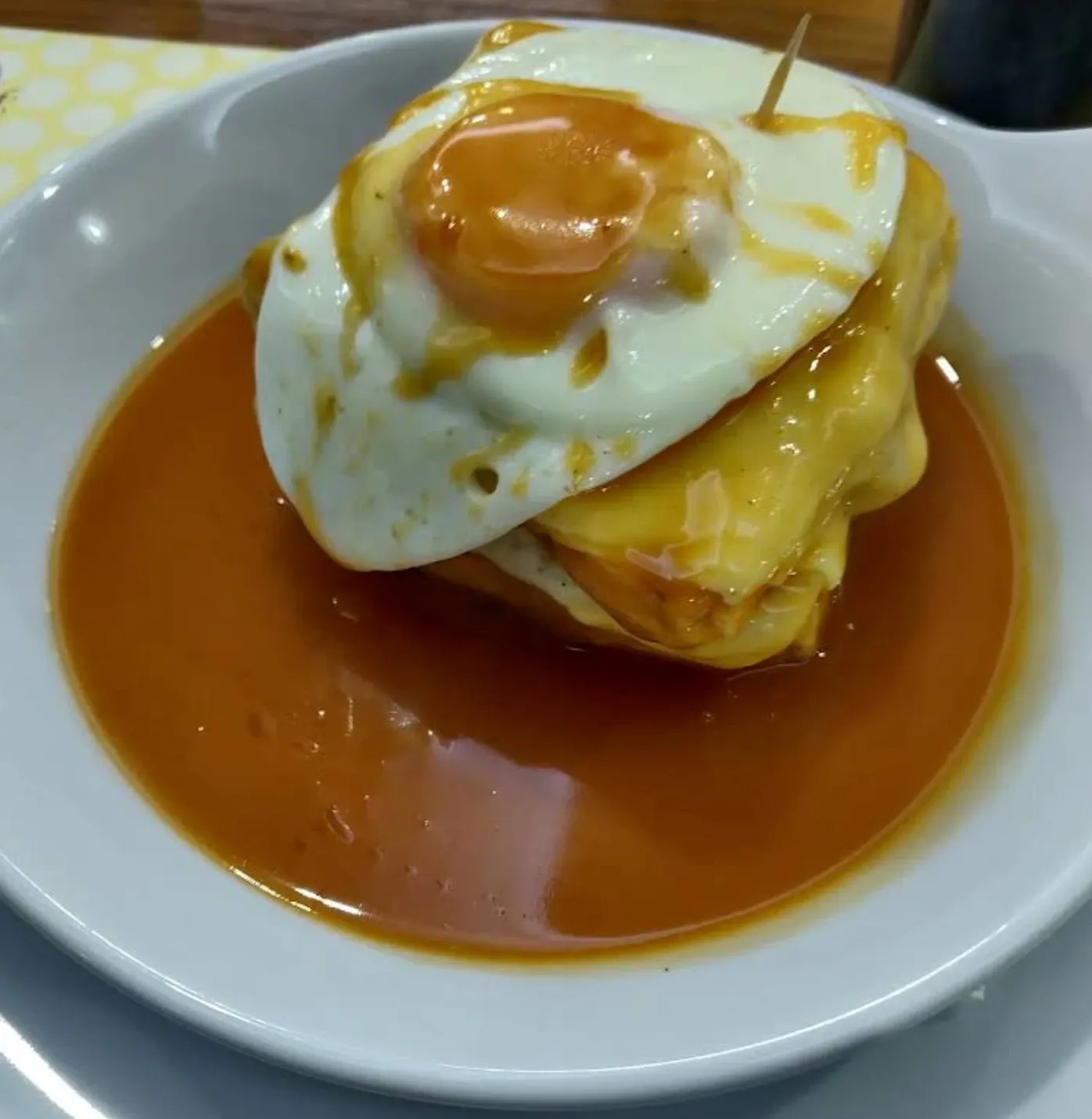Francesinha — Favo de Mel, tasco em Gondomar